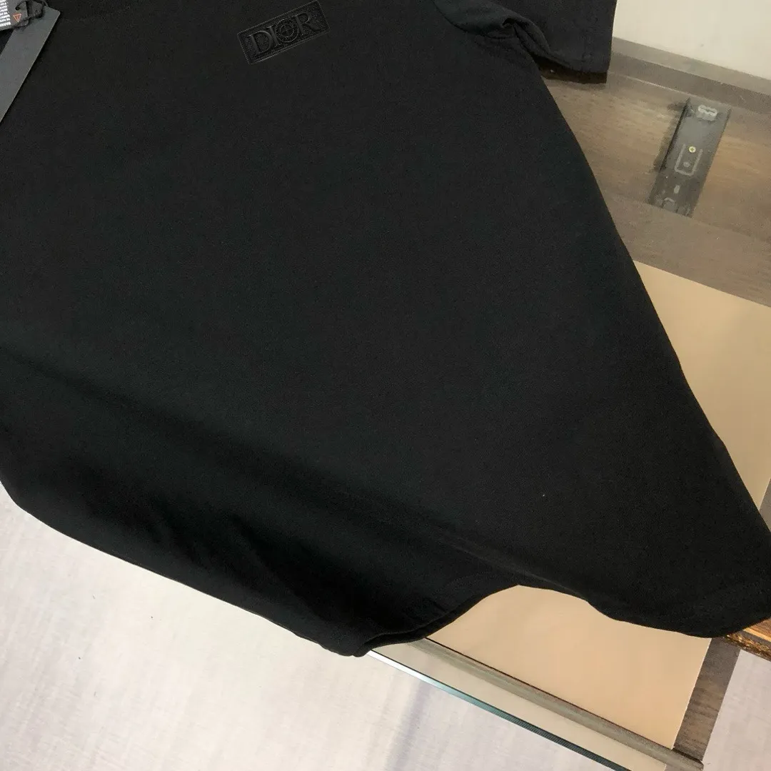 P150 A⭐️Stone Island Latest Couple Style Round Neck Short Sleeve Couple T-shirt ~ Spring and Summer New Product High Quality 🔥🔥Customized Unique Compass Logo Embroidery Logo Embellishment ~ Fashionable and Versatile Trendy Style Customized Imported Fabrics! Comfortable to wear, breathable, fashionable without losing personality, the upper body is casual and casual, handsome and stylish, showing the temperament of a big brand. All three standards are complete! ! Color: Black White Dark Gray Brown Size: SMLXLXXL